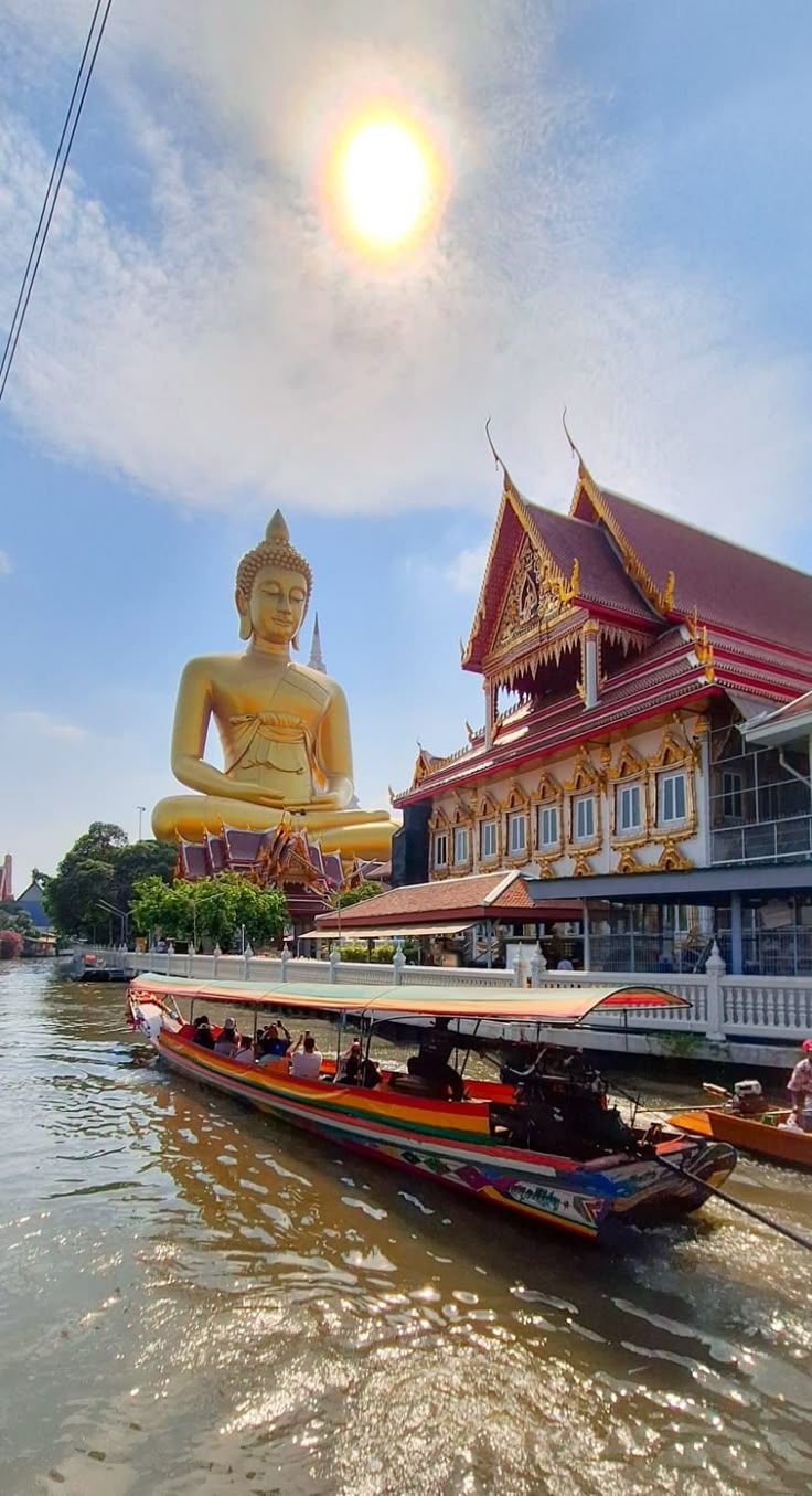 Wat Pak Nam, Bangkok _ Une Oasis Spirituelle au Cœur de la Ville